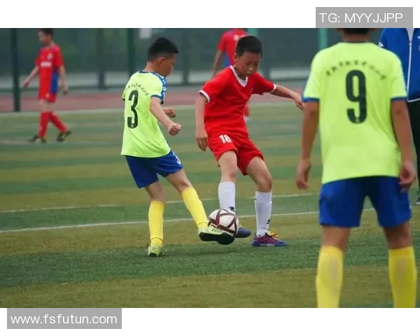 小男孩在阳光下踢足球的快乐瞬间与友谊的温暖故事 小男孩在阳光下踢足球的快乐瞬间与友谊的温暖故事